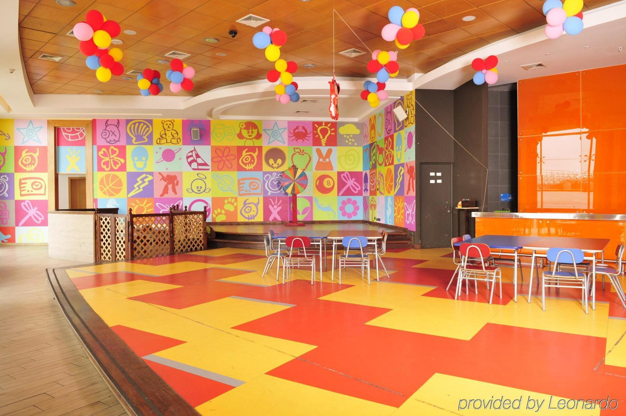 Enjoy Coquimbo Hotel Restoran gambar The interior of a McDonald's PlayPlace